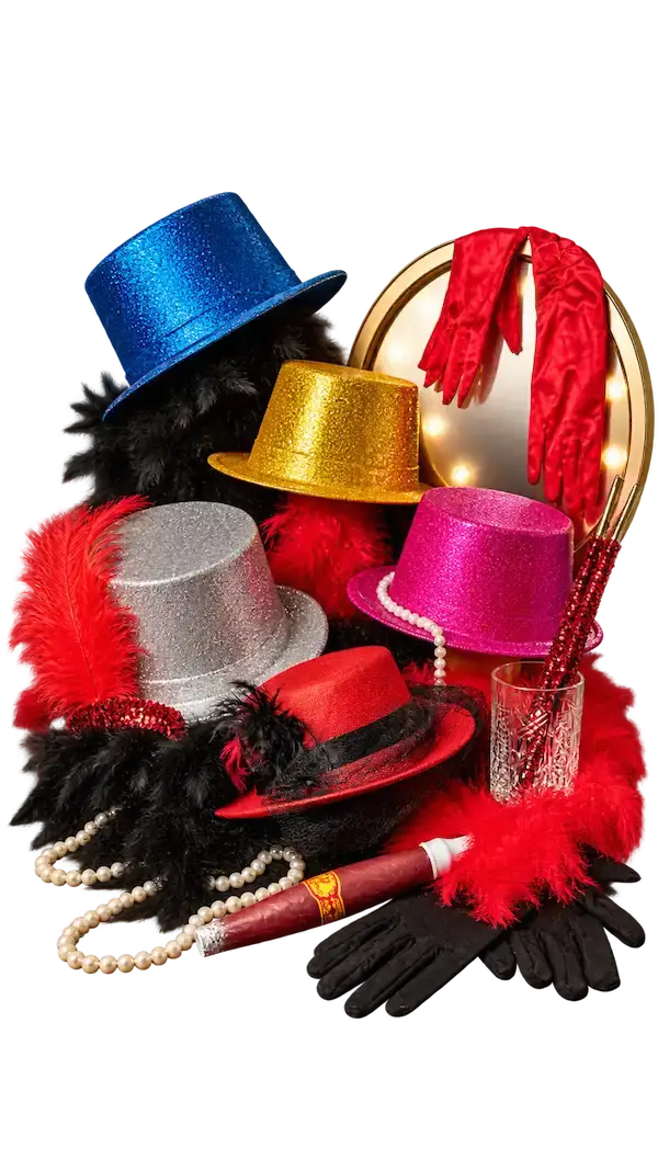 Atrezzo para fotomatón: sombreros de purpurina, boas de plumas, collares de perlas y guantes