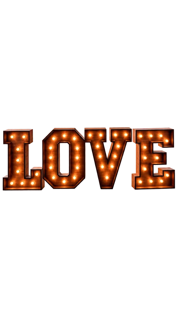 Letras gigantes de madera formando la palabra LOVE, iluminadas con bombillas